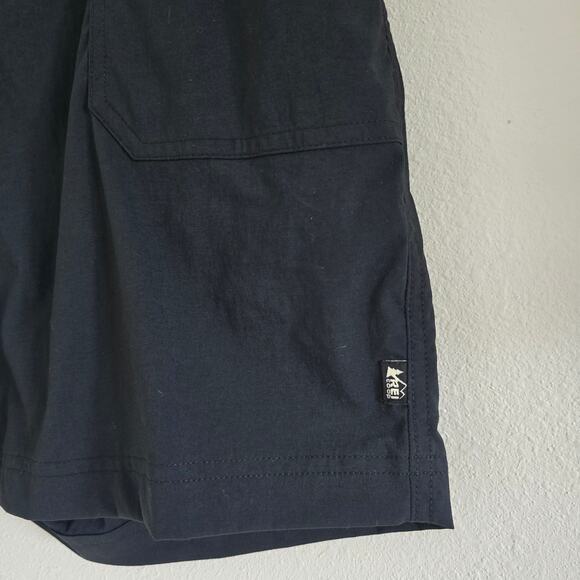 *NWOT REI Co-op Womens Sahara Bermuda Shorts Black Sz 8 Hiking Outdoor Gorpcore - Picture 2 of 9